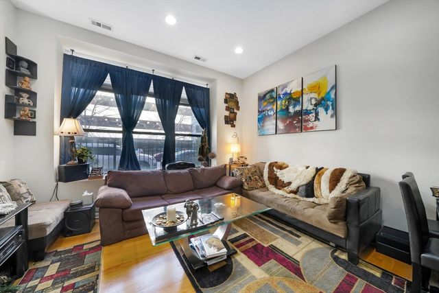 811 W  Eastwood Ave #101, Chicago, IL 60640