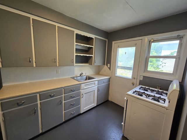 221 Madison St, Waterloo, IA 50703