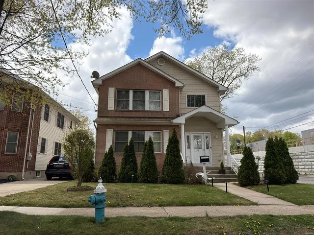 4 Childs Ave, Floral Park, NY 11001
