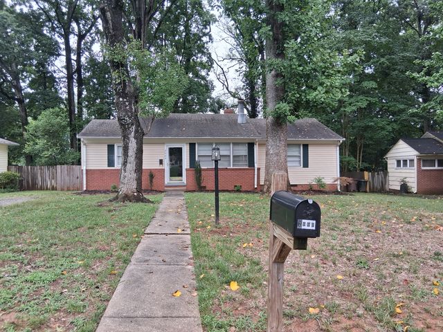 2000 Queens Ct, Greensboro, NC 27408