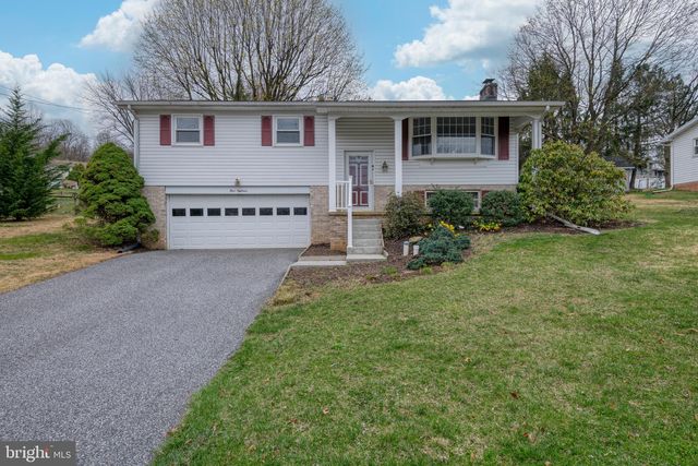 418 Holyoke Dr, York, PA 17402