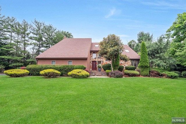 628 Old Mill Rd, Franklin Lakes, NJ 07417