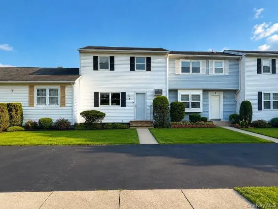 5 Hampton Court, Coram, NY 11727
