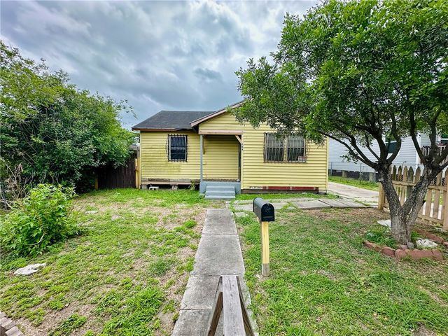 204 W  Ave E, Robstown, TX 78380
