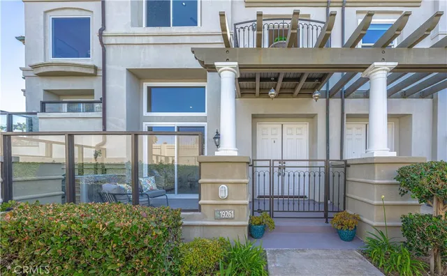 19261 Surfview Dr, Huntington Beach, CA 92648