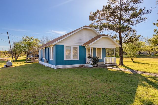 303 N  Seeley Ave W, Mount Calm, TX 76673