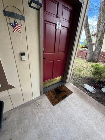 811 Caroline Ave #C, Mount Shasta, CA 96067