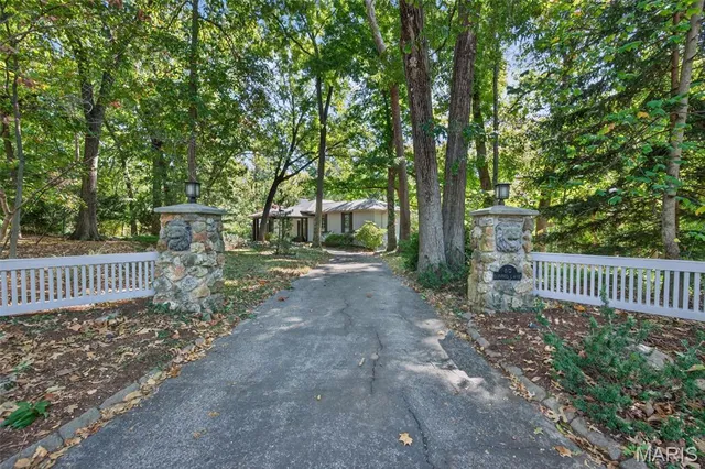 80 Sorrel Ln, Saint Louis, MO 63124