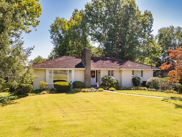 2301 Berkshire Dr, Pittsburgh, PA 15241
