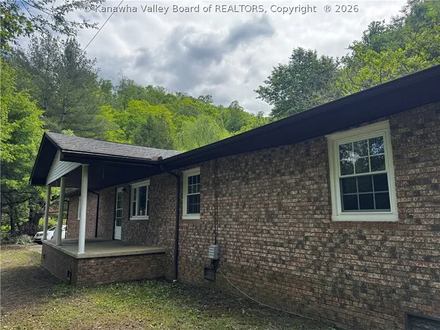 60 Stollinball Rd, Chapmanville, WV 25508