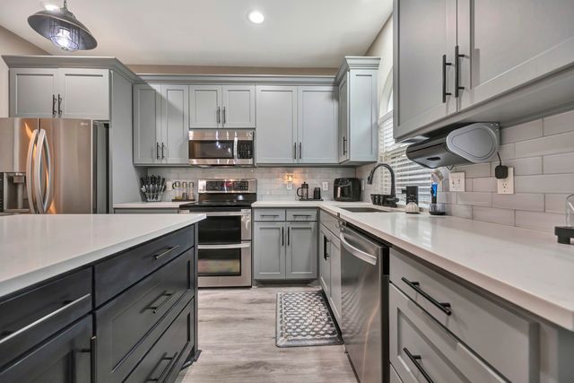 102 Lakeway Ln, Justin, TX 76247