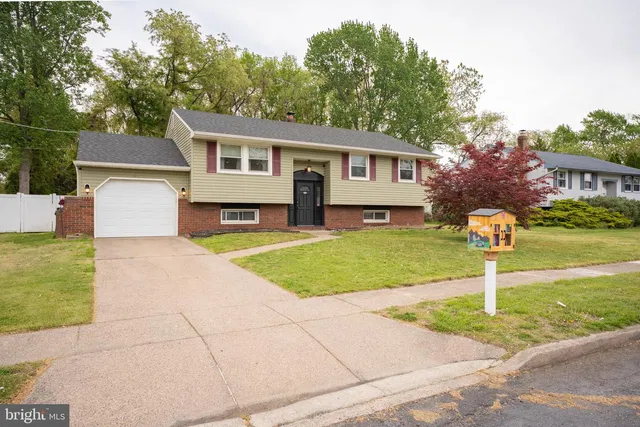 23 Springlane Dr, Blackwood, NJ 08012