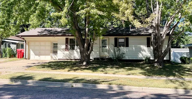 402 Burgess Rd, Yankton, SD 57078