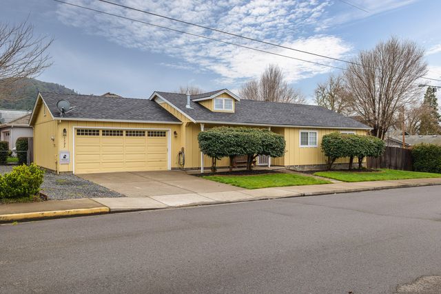 1393 NW Conklin Ave, Grants Pass, OR 97526