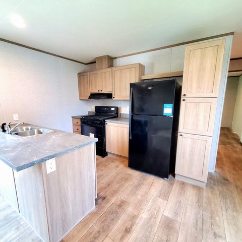 9690 Stoney Pointe Dr #1117, Fair Haven, MI 48023
