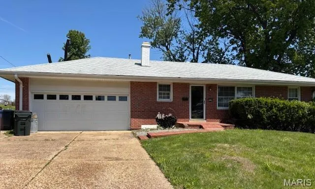 8529 Walton Woods Ct, Saint Louis, MO 63114