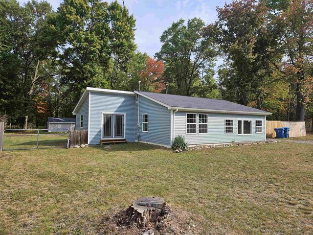 8057 Springwood Lake Rd, Harrison, MI 48625