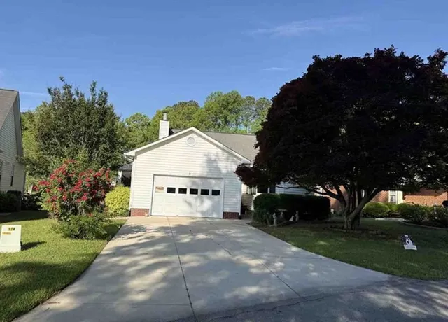 211 Lakemere Dr, New Bern, NC 28562