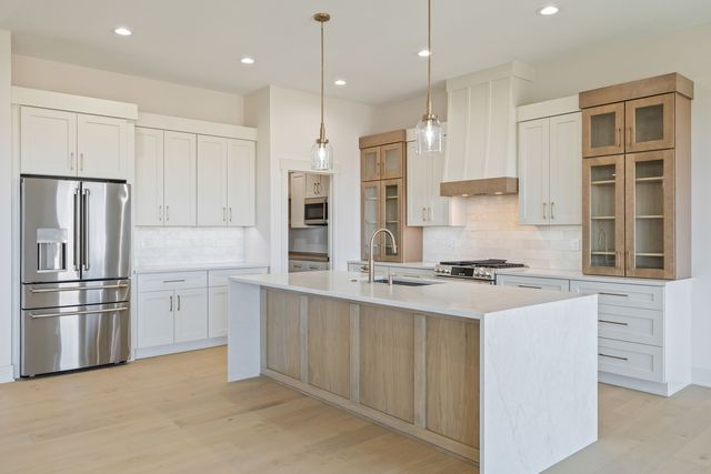 17211 Brookview Dr, Urbandale, IA 50322