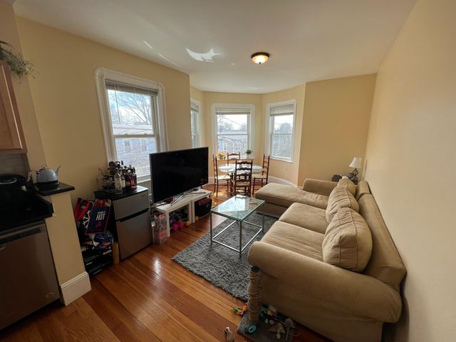48-50 Lowell St #2R, Somerville, MA 02143
