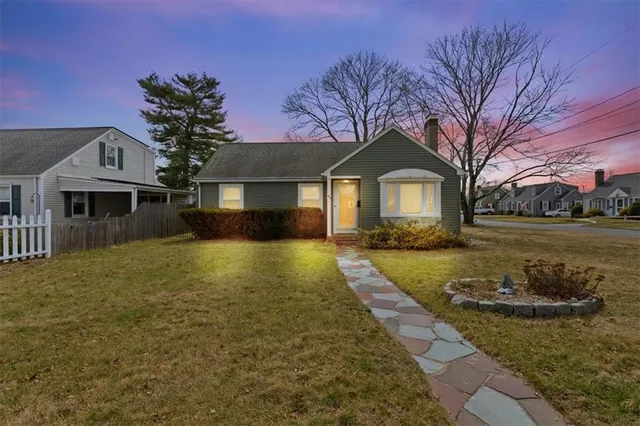49 Cove St, Pawtucket, RI 02861