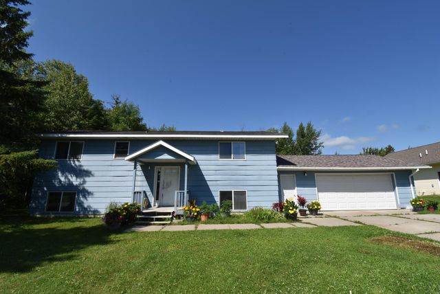 207 6th Ave SW, Warroad, MN 56763
