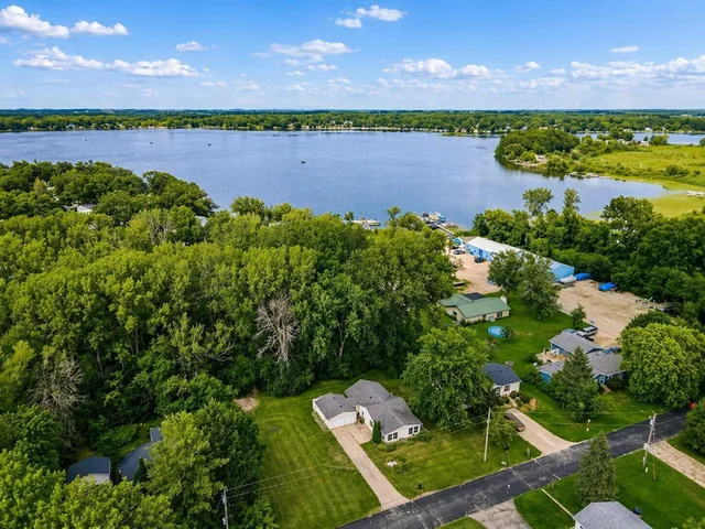 W9370 Burr LANE, Cambridge, WI 53523