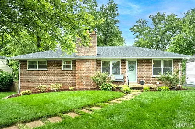 7 Frederick Ln, Saint Louis, MO 63122