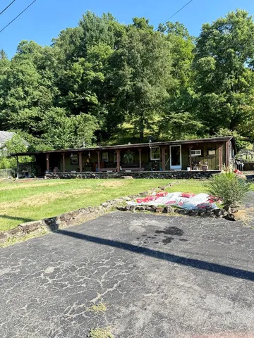 906 Highway 21, Mount Hope, WV 25880