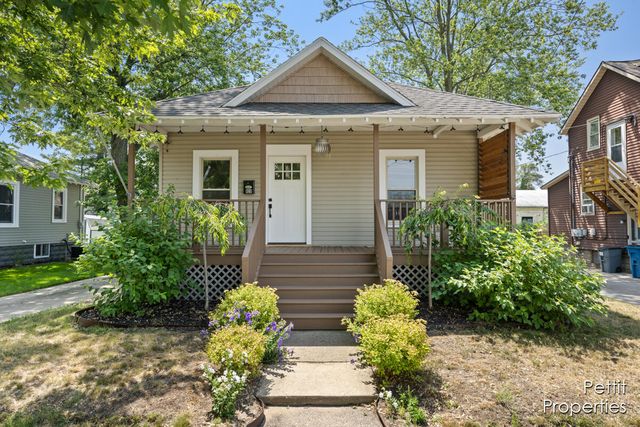 820 Waverly Ave, Grand Haven, MI 49417