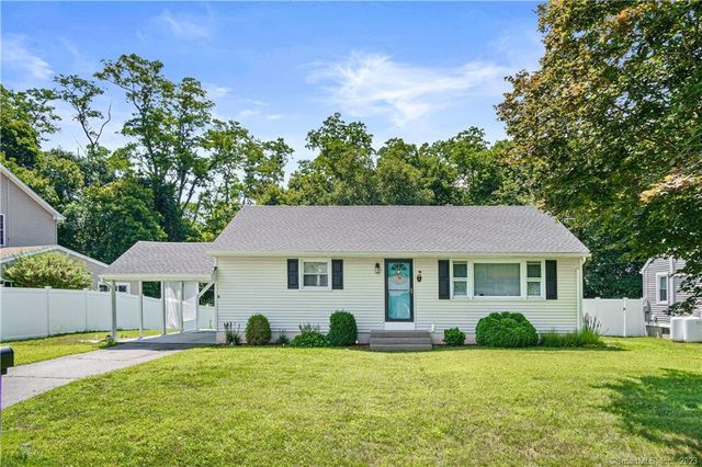 7 Dubreuil Dr, Waterford, CT 06385