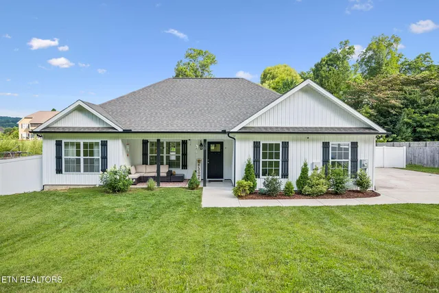 120 Breezewood Cir, Clinton, TN 37716