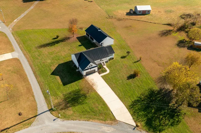 90 River Side Dr, Dunlap, TN 37327