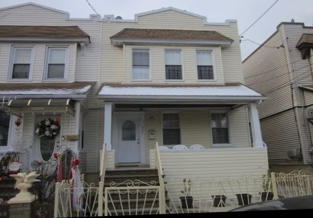 150 Pine St, Brooklyn, NY 11208
