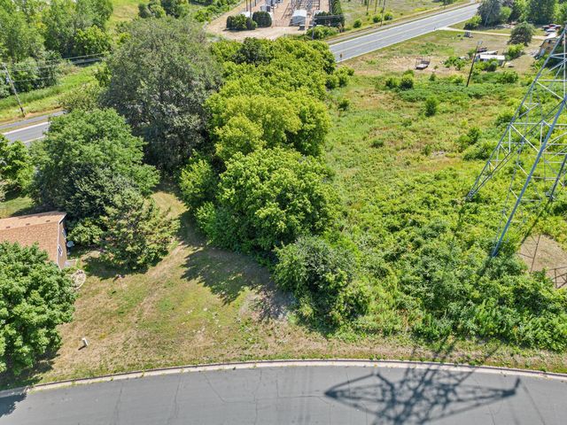 1417 Tyrone Dr, Shakopee, MN 55379