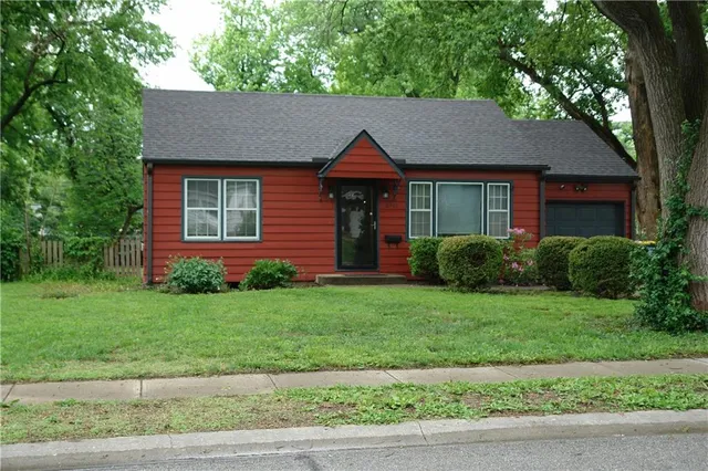 8212 Mackey St, Overland Park, KS 66204