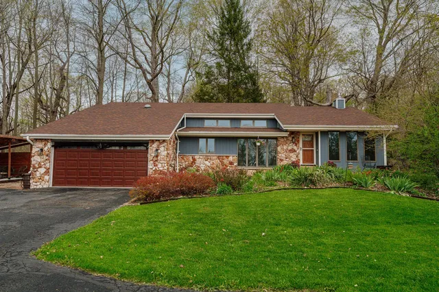 S86W24960 Stonehill DRIVE, Mukwonago, WI 53149