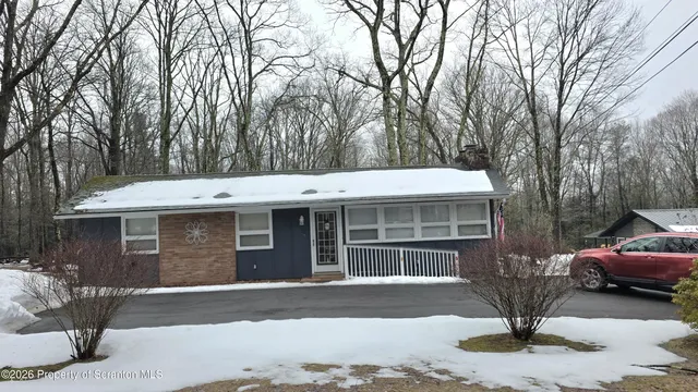 7113 Spruce Ln, Cresco, PA 18326