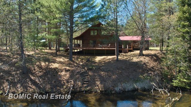 940 Wood River Rd, Grayling, MI 49738