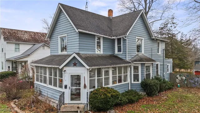 4 S  Church St, Willard, OH 44890