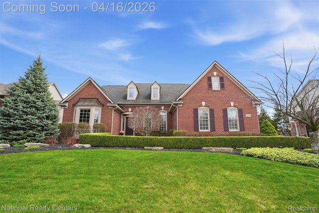 30304 Sterling Dr, Novi, MI 48377