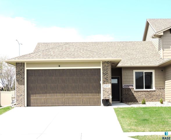 1517 S  Meadowland Ave, Sioux Falls, SD 57106