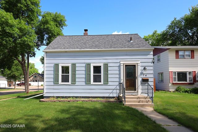 24 Seward Ave, Grand Forks, ND 58203