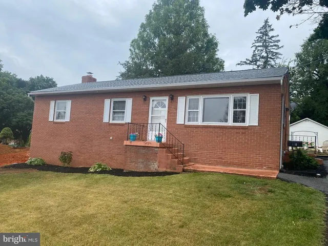 410 S  Seminary St, Charles Town, WV 25414