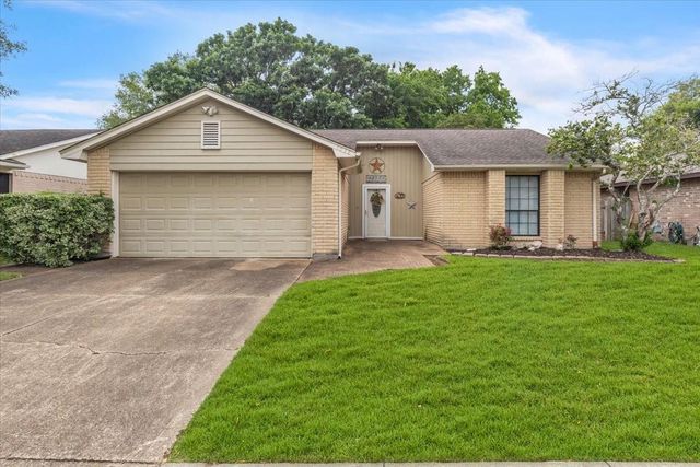 1038 Oxford Dr, Pearland, TX 77584