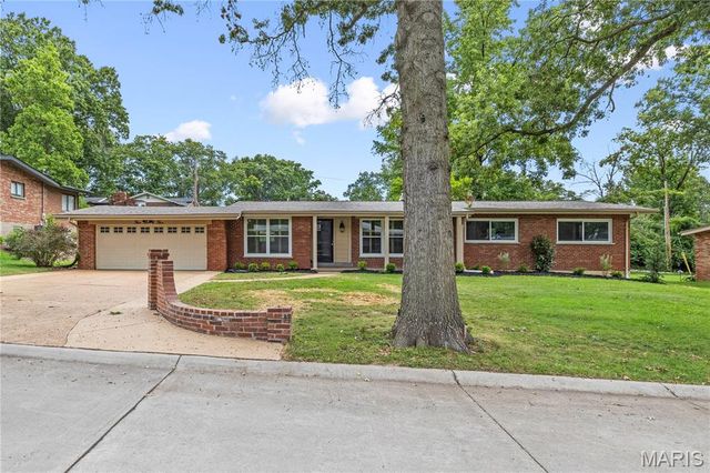 525 Beaucaire Dr, Saint Louis, MO 63122