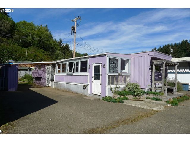 170 Riggs Hill Ln #17, Reedsport, OR 97467
