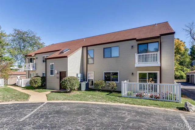 1306 Glendale Gardens Dr #B, Saint Louis, MO 63122