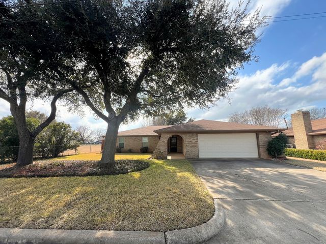 803 Lincoln St, Mcgregor, TX 76657