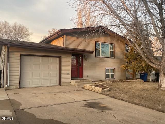 961 9th St E, Dickinson, ND 58601